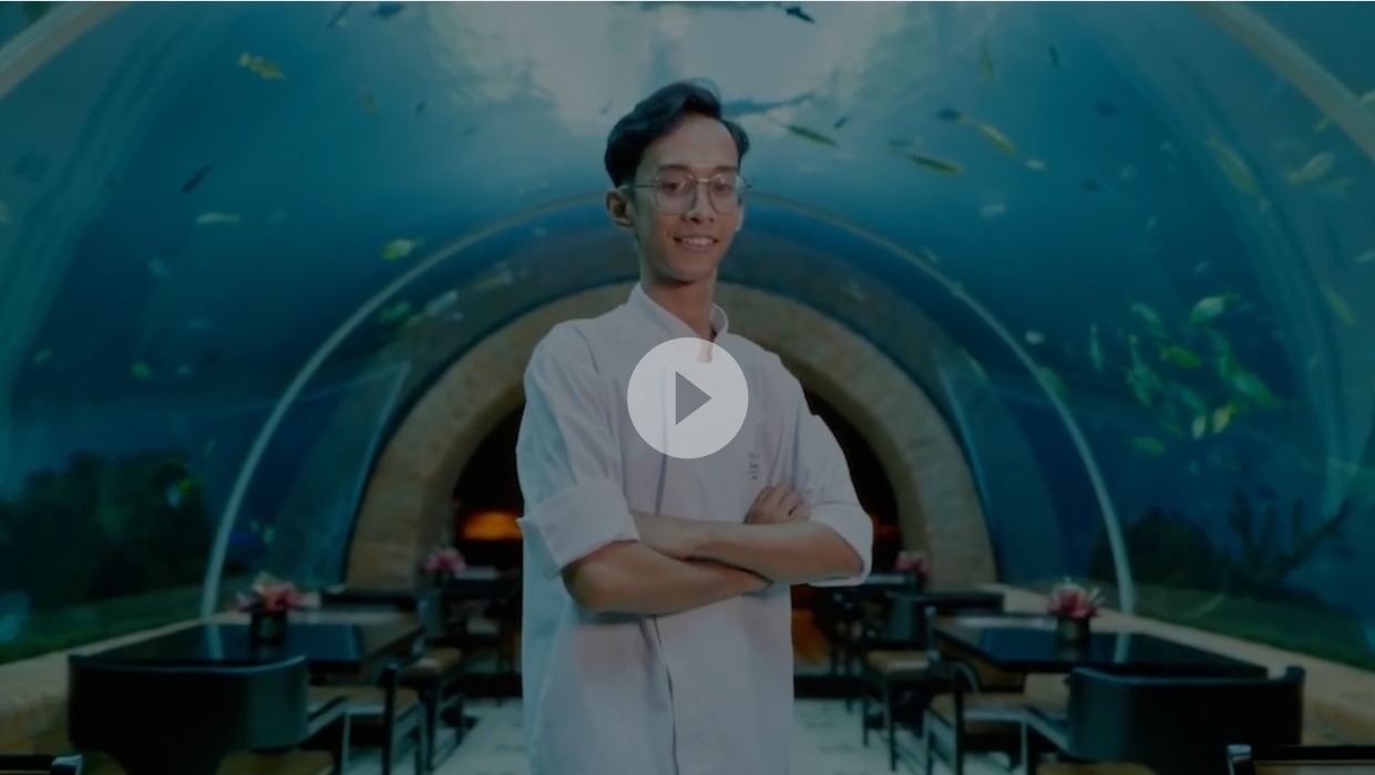 Video thumbnail of student in front of an aquarium
